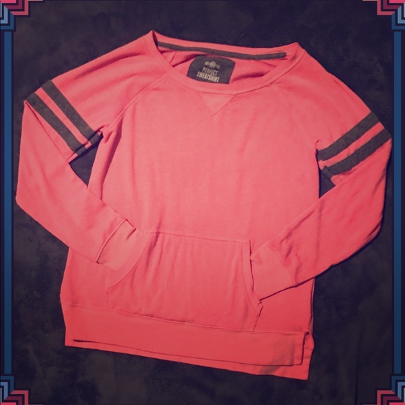 Tops - Women’s sweatshirt